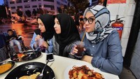 Kalau ini pose makan Zee Zee bersama kedua adik perempuannya di sebuah restoran Arab di Singapura. Seru ya melihat kekompakan 3 bersaudara cantik ini? Foto: Instagram zeezeeshahab