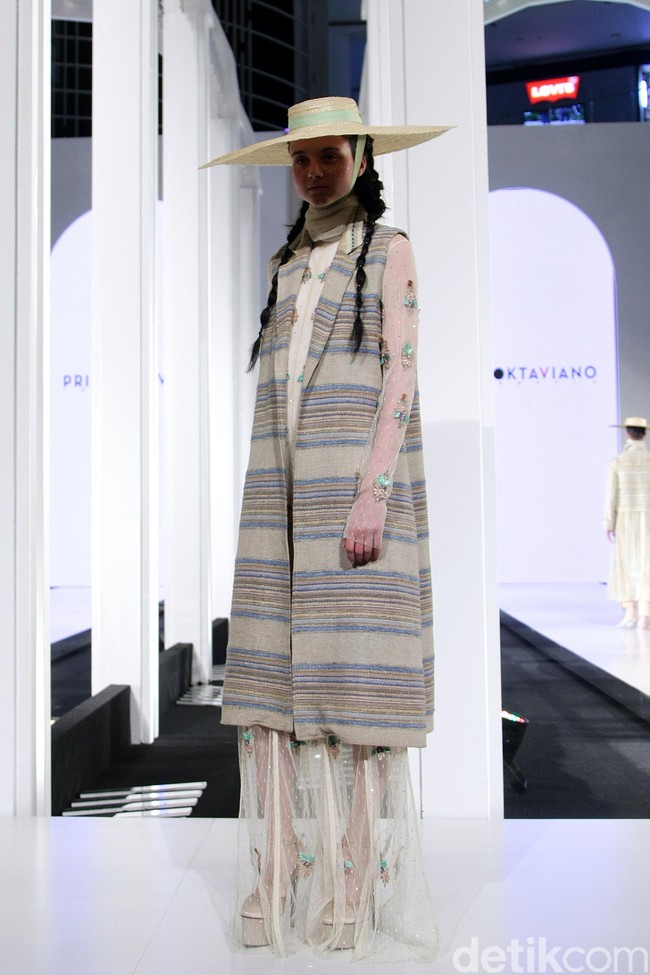 Fashion show koleksi terbaru dari Priyo Oktaviano yang bertemakan La Riviera di Fashion Nation 2018, Senayan City, Jakarta. Foto: Mohammad Abduh/Wolipop