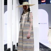 Fashion show koleksi terbaru dari Priyo Oktaviano yang bertemakan La Riviera di Fashion Nation 2018, Senayan City, Jakarta. Foto: Mohammad Abduh/Wolipop