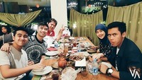 Vidi ini dikenal sangat dekan dengan keluarganya, tidak heran banyak kebersamaan mereka bersama. Sate dan teh hangat jadi pilihan makan malam yang pas bagi Vidi dan keluarga. Foto: Instagram @vidialdiano