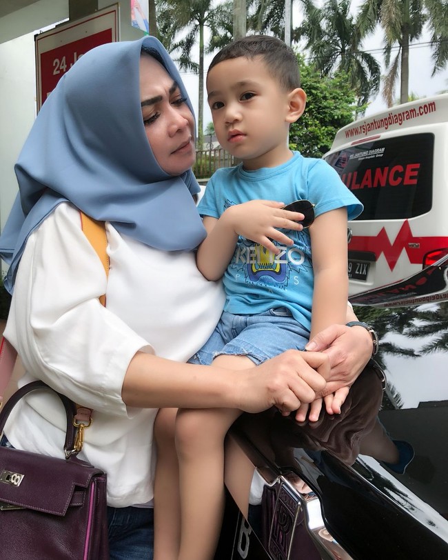 Menggendong cucu kesayangannya, Rafathar, Rieta Amilia terlihat membawa tas Hermes Kelly 25 cm seharga US$ 17.500 atau sekitar Rp 243 juta. Seperti sang anak, barang-barang fashion yang melekat di tubuhnya datang dari merek high end. Foto: Instagram/rieta_amilia