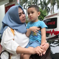 Menggendong cucu kesayangannya, Rafathar, Rieta Amilia terlihat membawa tas Hermes Kelly 25 cm seharga US$ 17.500 atau sekitar Rp 243 juta. Seperti sang anak, barang-barang fashion yang melekat di tubuhnya datang dari merek high end. Foto: Instagram/rieta_amilia