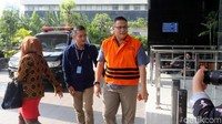 Dudy Jocom yang memakai rompi tahanan memasuki gedung KPK, Jumat (20/4/2018).