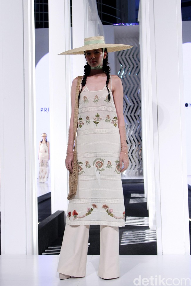 Fashion show koleksi terbaru dari Priyo Oktaviano yang bertemakan La Riviera di Fashion Nation 2018, Senayan City, Jakarta. Foto: Mohammad Abduh/Wolipop