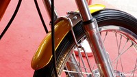 Pantauan detikOto di booth area outdoor IIMS 2018, motor chopper Jokowi dikurung dengan tali merah. Tampak di atas roda depan sudah ada spakbor yang warnanya senada dengan bodi motor, yaitu warna kuning emas.
