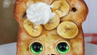Begini nih jadinya kalau roti panggang bertopping pisang dan whipped cream kalau diubah jadi sosok menggemaskan yang terbuat dari kayu. Gemesin banget kan? Namanya Little Witch. Foto: Instagram @jackieharderart