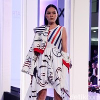 Fashion show koleksi busana ESMOD Jakarta yang terinspirasi karakter Marvel di Fashion Nation 2018, Senayan City, Jakarta, Selasa [17/4/2018]. [Foto: Mohammad Abduh/Wolipop]