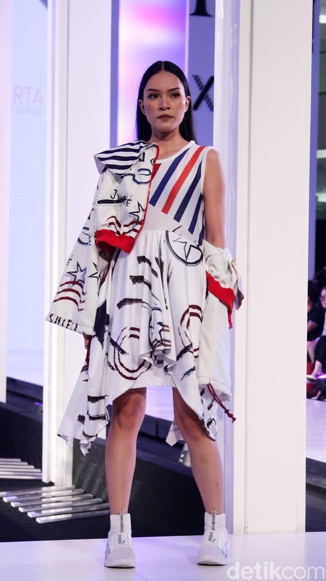 Fashion show koleksi busana ESMOD Jakarta yang terinspirasi karakter Marvel di Fashion Nation 2018, Senayan City, Jakarta, Selasa [17/4/2018]. [Foto: Mohammad Abduh/Wolipop]