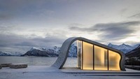 Sebuah toilet umum di Norwegia tengah jadi perbincangan. Bukan karena toiletnya yang bersih, melainkan pemandangan super indah yang bisa traveler lihat dari toilet tersebut. (sarandrab/Instagram)