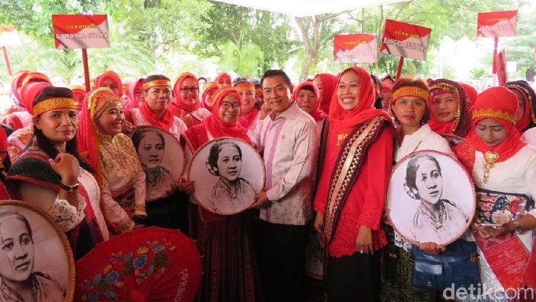 Moeldoko Terima 500 Bidan Desa Berpakaian Kartini Moeldoko Terima 500 Bidan Desa Berpakaian Kartini