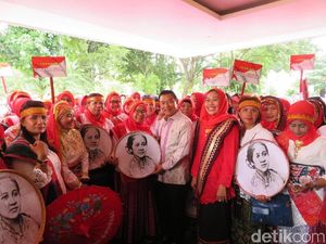 Moeldoko Terima 500 Bidan Desa Berpakaian Kartini