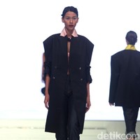 Fashion show Yosafat Dwi Kurniawan yang bertemakan Literalist diJakarta Fashion & Food Festival 2018, Kelapa Gading, Jakarta, Kamis [19/4/2018]. [Foto: Mohammad Abduh/Wolipop]