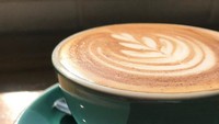 Ibu 2 anak ini pencinta kopi lho genks! (Dok. Instagram/lolagin)