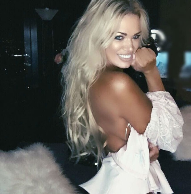 Netizen dibuat syok ketika tahu usianya, terlebih jika mengetahui fakta bahwa dia telah memiliki cucu. Foto: Instagram