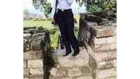 Pose lawas Tiara Alincia Fitri Candi Sukuh, Karanganyar. Ia terlihat masih memakai seragam Akademi Perkeretaapian Indonesia (tiaralincia/Instagram)