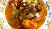 Lontong sayur dengan paduan kuah oranye ini terasa mantap. Dengan paduan sayur labu siam dengan campuran telur balado membuat sarapan Anda makin lengkap. Foto: Instagram @kardiovskuliner