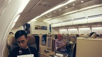 Intip nih pose keren Vidi ketika menikmati segelas jus jeruk segar, di penerbangan First Class. Foto: Instagram @vidialdiano