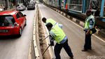 Petugas TransJ Perlebar Separator Halte Simprug