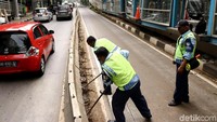 Untuk itu petugas TransJ langsung menggeser separator agas bus TransJ bisa melintas.