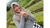 Alincia adalah satu dari 6 calon masinis wanita MRT. Ini saat Alincia ada di kawasan Candi Ceto (tiaralincia/Instagram)