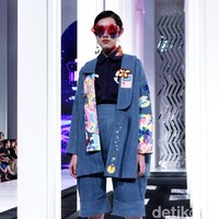 Desainer Mel Ahyar menghadirkan koleksi busananya dengan mengangkat tema Vignette di Fashion Nation 2018, Senayan City, Jakarta, Rabu [11/4/2018]. [Foto: Mohammad Abduh/Wolipop]