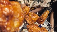 Cheers!!!!, tulisnya. Wah, ternyata benar, wanita yang dikabarkan dengan desiner kondang, Ivan Gunawan, ini doyan makan ayam goreng. Foto: Instagram @faye_malisorn