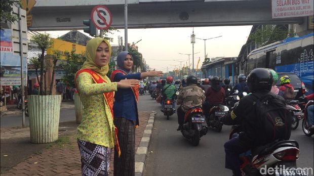 Polwan cantik berkebaya