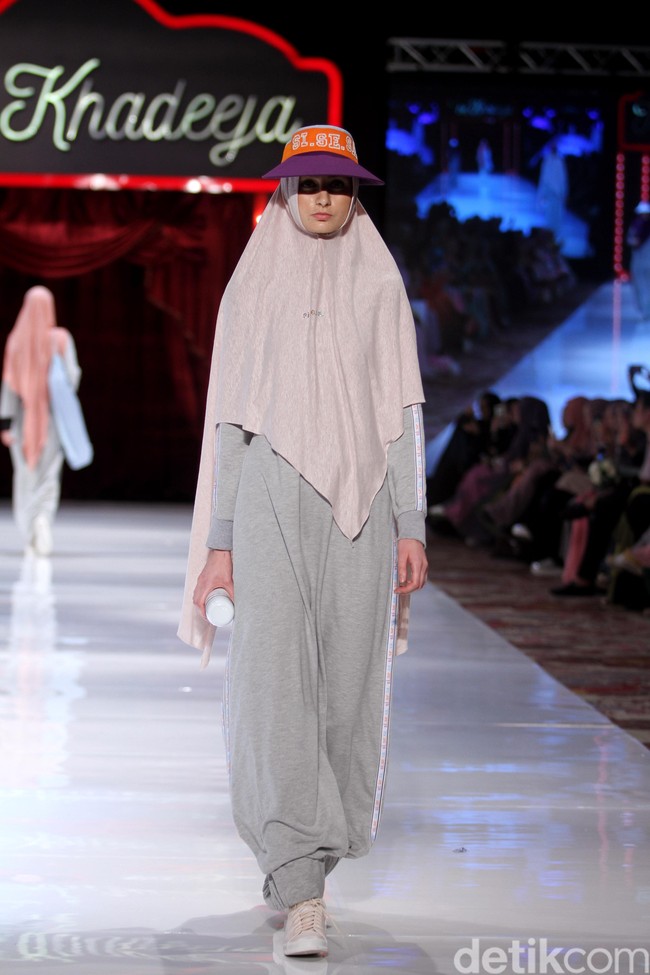 Fashion show koleksi terbaru busana muslim SI.Se.Sa yang bertema The Khadeeja di Fairmont Hotel, Jakarta, Rabu [18/4/2018]. Foto: Mohammad Abduh/Wolipop
