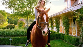 Eve juga sangat sering berfoto bersama kuda kesayangannya. Foto: instagram