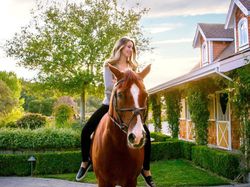 Ayahnya Berduit Triliunan, Begini Tingkah Anak Gadisnya