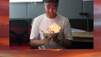 Bukan kue tart atau cupcakes, Vidi lebih memilih semangkuk mie ayam sebagai kue ulang tahunnya. Lengkap dengan dua lilin di atasnya. Foto: Instagram @vidialdiano