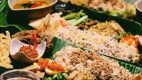 Cantiknya menu nasi liwet milik @myfunfoodiary. Disajikan di atas daun kelapa, dengan lauk yang melimpah, bikin setiap mata jadi lapar! Foto: Instagram