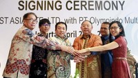 Penandatanganan akuisisi 60% saham OMF oleh J Trust Asia itu digelar di Jakarta, Jumat (20/4). Foto: dok. Jtrust Bank