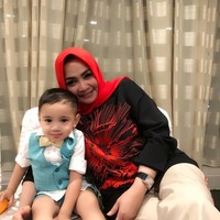 Rieta Amilia yang sering mengunggah foto kebersamaannya dengan cucunya Rafathar terlihat memakai blouse lengan panjang dan kerudung merah saat berpose dengan anak Raffi dan Nagita itu. Terlihat biasa, blouse yang dipakainya adalah karya desainer Inggri, Stella McCartney. Harga baju itu mencapai US$ 1.220. Dia juga tampak memakai jam tangan Franck Muller yang harganya mencapai US$ 16.500 atau sekitar Rp 229 juta. Foto: Instagram/rieta_amilia