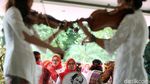 Ratusan Bidan Desa Berbusana Kartini Temui Moeldoko