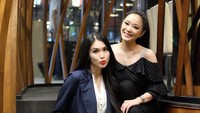 Ternyata Yuanita sedang berulang tahun dan Sandra Dewi ditraktir makan-makan. Foto: Instagram Sandra Dewi