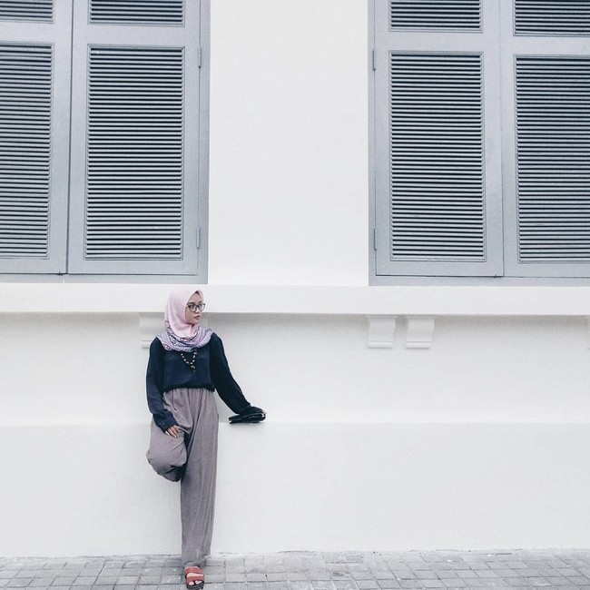 Putri Mandra ini juga sering memilih celana dibandingkan rok. Celana yang ia pakai cukup bervariasi seperti celana kulot dan jeans. Foto: Instagram/Tiaseptiaana