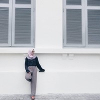 Putri Mandra ini juga sering memilih celana dibandingkan rok. Celana yang ia pakai cukup bervariasi seperti celana kulot dan jeans. Foto: Instagram/Tiaseptiaana