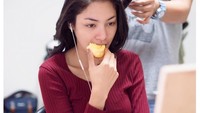 Duh, kok makan roti bentuk bunga mawarnya sambil melamun? Kira-kira Faye lagi mikirin apa ya kala itu? Ivan Gunawan? Foto: Instagram @faye_malisorn