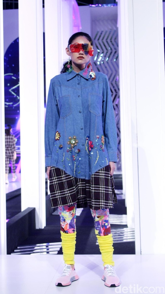 Desainer Mel Ahyar menghadirkan koleksi busananya dengan mengangkat tema Vignette di Fashion Nation 2018, Senayan City, Jakarta, Rabu [11/4/2018]. [Foto: Mohammad Abduh/Wolipop]
