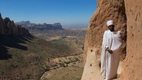 Abuna Yemata Guh, atau yang biasa disebut Ethiopias Church in the Sky. Gereja ini berada di ketinggian 2.500 kaki atau setara dengan 762 meter. (jerome_gendron/Instagram)