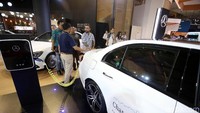Pengunjung melihat mobil Mercedes EQ.