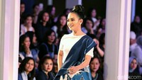 Ibu dua anak itu tampil cantik menawan dengan busana berwarna biru putih. Pool/Ismail/detikFoto.