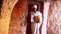 Bahkan, orang-orang juga sangat berani untuk menuju Abuna Yemata Guh. Mereka membawa bayi yang ingin di baptis, sampai memakamkan mayat di gereja ini. Begitu pun dengan turis, yang tertarik menuju ke sini dan melihat tampak aslinya. (stanleystewart.writer/Instagram)