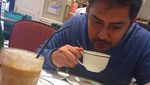 Awet Cantiknya! Begini 10 Pose Zee Zee Shahab yang Doyan Minum Kopi