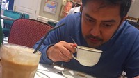 Wah, Zee Zee ternyata romantis juga lho. Di foto ini ia menulis, Waffle, latte, dan kamu. #tsahhhh #beneran #bukanadamaunya. Foto: Instagram zeezeeshahab