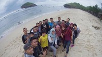 Melakukan perjalanan bareng teman-teman memang menyenangkan. Ini momen Alincia di Pantai Watu Karung, Pacitan (tiaralincia/Instagram)
