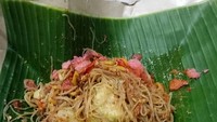 Kalau yang ini lontong sayur Medan. Isiannya beberapa potong lontong dan bihun yang disiram kuah sayur. Katanya harganya cuma Rp 5 ribu loh! Foto: Instagram @hokieman.medan