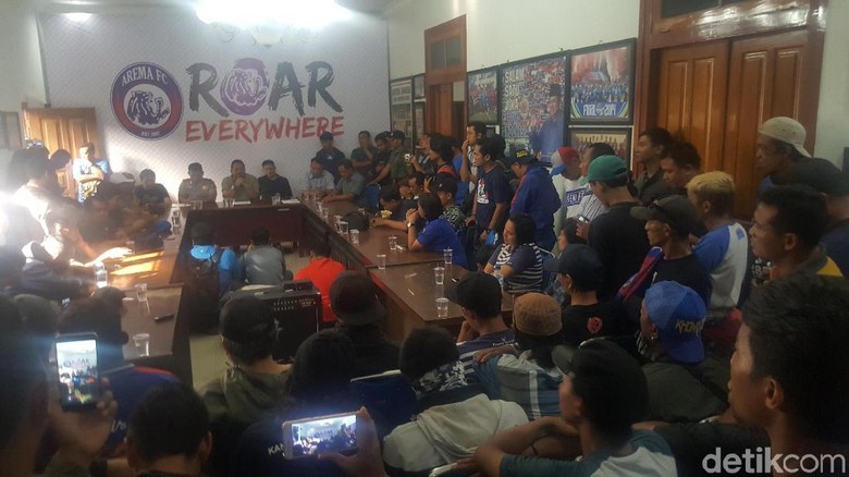 Buntut Laga Rusuh Lawan Persib, Suporter Geruduk Kantor Arema FC Buntut Laga Rusuh Lawan Persib, Suporter Geruduk Kantor Arema FC