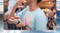 Memiliki nama asli Oxavia Aldiano, pria kelahiran tahun 1990 ini memiliki gaya yang keren. Terutama ketika ia sedang makan dan menikmati minuman. Foto: Instagram @vidialdiano